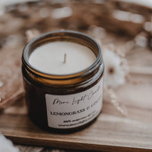 Kép betöltése a galériamegjelenítőbe: Lemongrass &amp; Ginger szójaviasz gyertya – 250 ml, ámbra üveg
