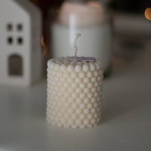 Kép betöltése a galériamegjelenítőbe: Buborékos henger formagyertya
