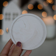 Kép betöltése a galériamegjelenítőbe: Bézs árnyalatú márványmintás jesmonite ásványgyanta alátét – letisztult, természetes stílusú darab a More Light Candle gyűjteményéből.
