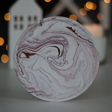 Kép betöltése a galériamegjelenítőbe: Barna márványmintás jesmonite ásványgyanta alátét, letisztult és természetes megjelenéssel.
