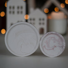 Kép betöltése a galériamegjelenítőbe: Bézs árnyalatú márványmintás jesmonite ásványgyanta alátét – letisztult, természetes stílusú darab a More Light Candle gyűjteményéből.
