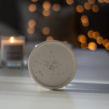 Kép betöltése a galériamegjelenítőbe: Jesmonite kör terrazzo üvegdarabos gyertya alátét
