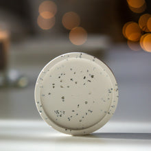 Kép betöltése a galériamegjelenítőbe: Fehér jesmonite ásványgyanta alátét fekete terrazzo mintával – minimalista, modern kiegészítő gyertyákhoz a More Light Candle kollekcióból.
