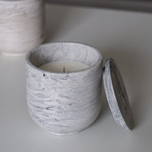 Kép betöltése a galériamegjelenítőbe: Kézzel készült jesmonite gyertyatartó márványmintával
