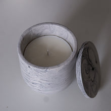 Kép betöltése a galériamegjelenítőbe: Jesmonite márvány hatású szójagyertya prémium, újratölthető tégelyben
