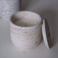 Kép betöltése a galériamegjelenítőbe: Kézzel készült jesmonite gyertyatartó márványmintával bézs színben
