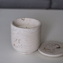 Kép betöltése a galériamegjelenítőbe: Márványmintás jesmonite szójagyertya 280 ml – kézzel készült, újratölthető design gyertya
