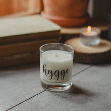 Kép betöltése a galériamegjelenítőbe: hygge feliratos gyertya szójaviaszgyertya
