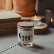 Kép betöltése a galériamegjelenítőbe: hygge feliratos gyertya szójaviaszgyertya

