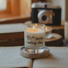 Kép betöltése a galériamegjelenítőbe: It&#39;s a rainy reading day - 100% natúr szójaviasz illatgyertya (átlátszó üveges)
