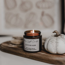 Kép betöltése a galériamegjelenítőbe: Autumn Kiss szójaviasz gyertya — fahéj &amp; alma, 120 ml, ámbra üveg

