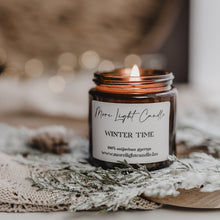 Kép betöltése a galériamegjelenítőbe: Kézzel öntött Winter Time gyertya ezüst tetővel, mellette friss körte és vörösáfonya, havas dekorációban.
