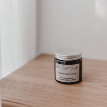 Kép betöltése a galériamegjelenítőbe: Cardamom Love szójagyertya meleg kardamommal, fahéjjal, szegfűszeggel és vaníliával. Különleges, fűszeres őszi illat a meghitt estékhez.
