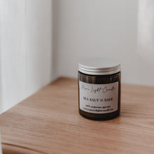 Kép betöltése a galériamegjelenítőbe: Sea Salt &amp; Sage – szójagyertya
