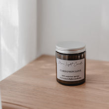 Kép betöltése a galériamegjelenítőbe: Cardamom Love szójagyertya meleg kardamommal, fahéjjal, szegfűszeggel és vaníliával. Különleges, fűszeres őszi illat a meghitt estékhez.

