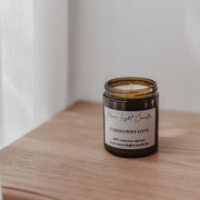 Kép betöltése a galériamegjelenítőbe: Cardamom Love szójagyertya meleg kardamommal, fahéjjal, szegfűszeggel és vaníliával. Különleges, fűszeres őszi illat a meghitt estékhez.
