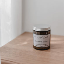 Kép betöltése a galériamegjelenítőbe: Cherry &amp; Clove – szójagyertya
