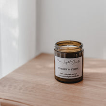 Kép betöltése a galériamegjelenítőbe: Cherry &amp; Clove – szójagyertya
