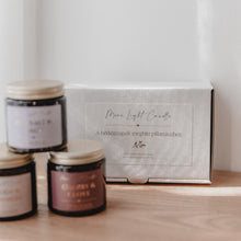 Kép betöltése a galériamegjelenítőbe: Golden Autumn Box három őszi illatú szójagyertyája elegáns ajándékdobozban
