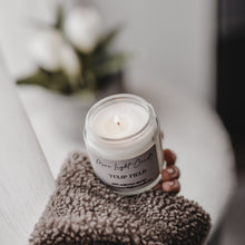 Kép betöltése a galériamegjelenítőbe: Tulip Field szójagyertya – kézzel öntött, természetes szójaviasz figyelemfelkeltő kép
