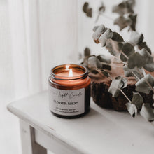 Kép betöltése a galériamegjelenítőbe: Flower Shop szójaviasz illatgyertya 120 ml üvegben – friss, zöld, virágos illat
