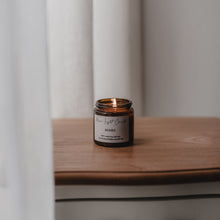 Kép betöltése a galériamegjelenítőbe: Desire szójagyertya – esti, intim hangulatot teremtő illatos gyertya
