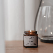 Kép betöltése a galériamegjelenítőbe: Desire szójagyertya 120 ml ámbra üvegben – érzéki cédrusfa és pacsuli illat
