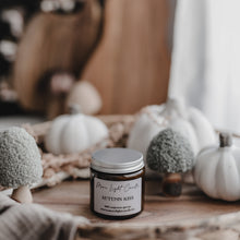 Kép betöltése a galériamegjelenítőbe: Autumn Kiss szójaviasz gyertya — fahéj &amp; alma, 120 ml, ámbra üveg
