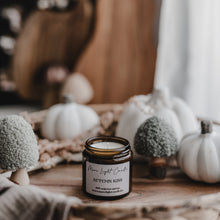Kép betöltése a galériamegjelenítőbe: Autumn Kiss szójaviasz gyertya — fahéj &amp; alma, 120 ml, ámbra üveg

