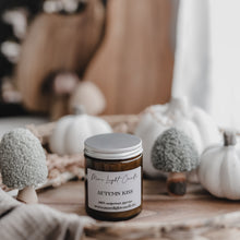 Kép betöltése a galériamegjelenítőbe: Autumn Kiss szójaviasz gyertya — fahéj &amp; alma, 180 ml, ámbra üveg
