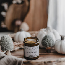 Kép betöltése a galériamegjelenítőbe: Autumn Kiss szójaviasz gyertya — fahéj &amp; alma, 180 ml, ámbra üveg
