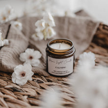 Kép betöltése a galériamegjelenítőbe: Calming szójaviasz gyertya — levendula, tömjén, ylang-ylang, 120 ml, ámbra üveg
