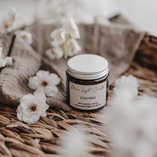 Kép betöltése a galériamegjelenítőbe: Calming szójaviasz gyertya — levendula, tömjén, ylang-ylang, 120 ml, ámbra üveg
