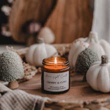 Kép betöltése a galériamegjelenítőbe: Cherry &amp; Clove – szójagyertya
