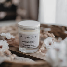 Kép betöltése a galériamegjelenítőbe: Daydreaming szójaviasz gyertya — 200 ml, átlátszó üveg, fehér bambusz tető
