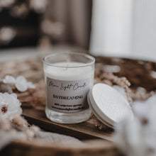 Kép betöltése a galériamegjelenítőbe: Daydreaming szójaviasz gyertya — 200 ml, átlátszó üveg, fehér bambusz tető
