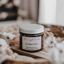 Kép betöltése a galériamegjelenítőbe: Daydreaming — 250 ml szójaviasz gyertya, ámbra üveg
