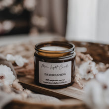 Kép betöltése a galériamegjelenítőbe: Daydreaming — 250 ml szójaviasz gyertya, ámbra üveg
