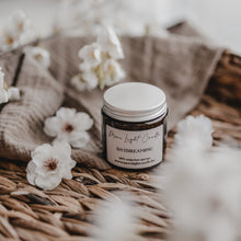 Kép betöltése a galériamegjelenítőbe: Daydreaming szójaviasz gyertya — zamatos narancs, 120 ml, ámbra üveg
