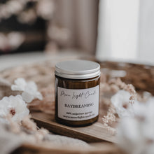 Kép betöltése a galériamegjelenítőbe: „Daydreaming szójaviasz gyertya — 180 ml, ámbra üveg, citrusos illat”

