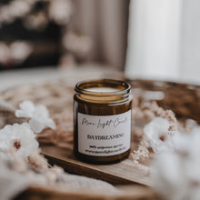 Kép betöltése a galériamegjelenítőbe: Daydreaming szójaviasz gyertya — 180 ml, ámbra üveg, citrusos illat
