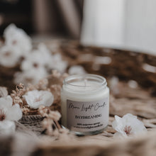 Kép betöltése a galériamegjelenítőbe: Daydreaming szójaviasz gyertya — 120 ml, átlátszó üveg, citrusos illat
