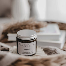 Kép betöltése a galériamegjelenítőbe: Desire szójagyertya — cédrus, pacsuli, ylang-ylang, 120 ml, ámbra üveg
