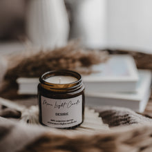 Kép betöltése a galériamegjelenítőbe: Desire szójagyertya — cédrus, pacsuli, ylang-ylang, 120 ml, ámbra üveg
