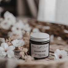 Kép betöltése a galériamegjelenítőbe: English Rose szójaviasz gyertya — angol rózsa illat, 120 ml, ámbra üveg

