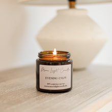 Kép betöltése a galériamegjelenítőbe: Evening Calm kézzel öntött szójagyertya ámbra üvegben, relaxáló otthoni hangulattal
