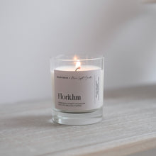 Kép betöltése a galériamegjelenítőbe: Florithm — Szilágyi Szilvi × More Light Candle együttműködés, virágos–púderes illat
