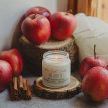 Kép betöltése a galériamegjelenítőbe: hot apple pie illatgyertya szójaviasz gyertya szójagyertya More Light Candle bestseller
