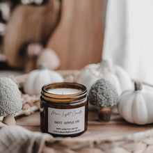 Kép betöltése a galériamegjelenítőbe: Hot Apple Pie — 250 ml szójaviasz gyertya, ámbra üveg
