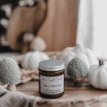 Kép betöltése a galériamegjelenítőbe: Hot Apple Pie szójagyertya — almáspite, 180 ml, ámbra üveg
